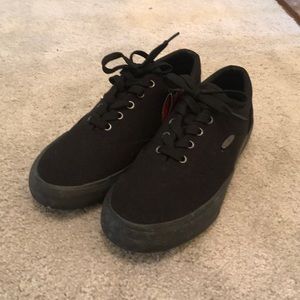 NWT Men’s black skater type shoes